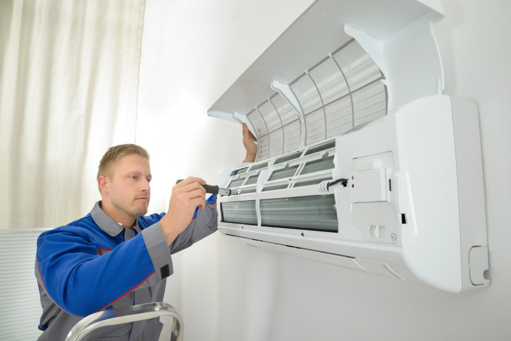 1493959979 install-air-conditioner-1024x683.jpg.pagespeed.ce.kmckvf_hq_