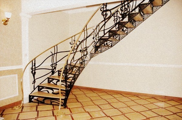 Современные кованые лестницы – технологии изготовления и варианты планировки
